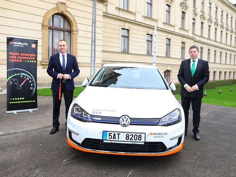 Úřad vlády jezdí elektromobilem od ČEZ